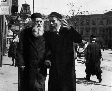 Dois judeus em Varsóvia, 1938. Foto de Roman Vishniac